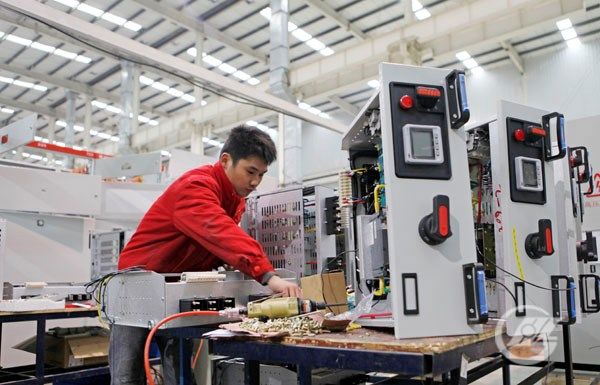 盛隆電氣技術(shù)人員正在操作現(xiàn)代化電氣設(shè)備。宋榮成 攝.JPG.jpg